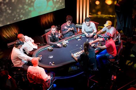 Ilha de abrir o torneio de poker